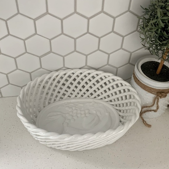 BEAUTIFUL VINTAGE ITALIAN MADE PORCELAIN BASKET SIGNED - Picture 1 of 11